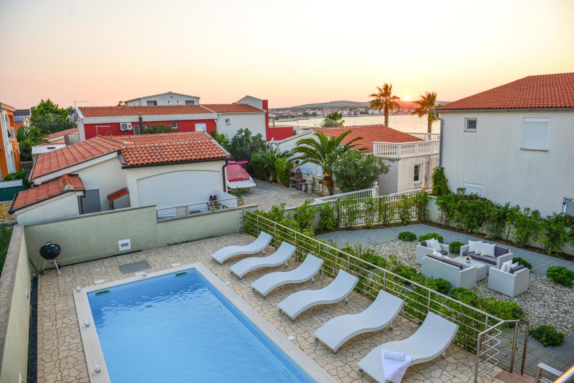 Sunset Deluxe Apartments Vir Exterior photo