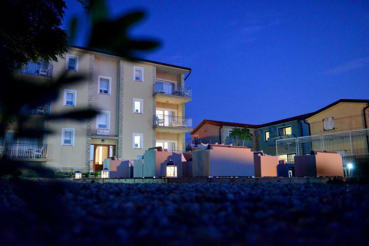 Sunset Deluxe Apartments Vir Exterior photo